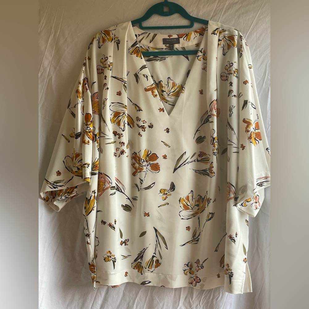 FREE SHIPPING! Madison elbow sleeve floral top size 3x Only worn twice.
